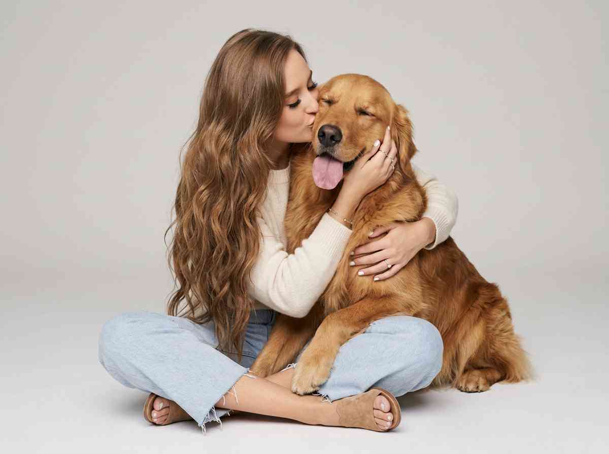 Tutora abraçando seu cachorro