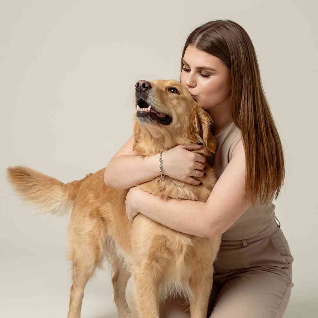 Tutora abraçando seu cachorro